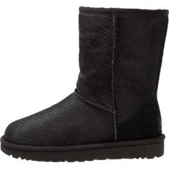 UGG CLASSIC SHORT SCALES Botki black. Czarne buty zimowe damskie marki Ugg, z materiału. Za 1089,00 zł.