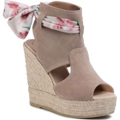 Espadryle KANNA - 20KV20092 Cortina Beige. Brązowe espadryle damskie Kanna, z aplikacjami, ze skóry, bez obcasa, na obcasie. Za 489,00 zł.