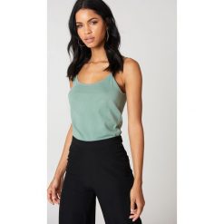 NA-KD Basic Top na ramiączkach basic - Green. Zielone topy damskie marki NA-KD Basic, bez wzorów, z bawełny, bez kołnierzyka. W wyprzedaży za 22,40 zł.