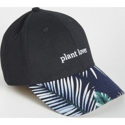 Czapka z daszkiem Plant lover - Czarny. Czarne czapki damskie Sinsay, bez wzorów. Za 14,99 zł.