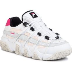 Sneakersy FILA - Uproot Wmn 1010855.92V White/Rosewater. Białe półbuty damskie Fila, na co dzień, bez wzorów, ze skóry ekologicznej, bez obcasa, na płaskiej podeszwie, bez zapięcia. W wyprzedaży za 259,00 zł.