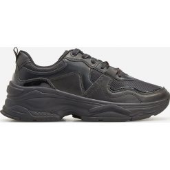 Buty w sportowym stylu - Czarny. Czarne buty sportowe męskie Reserved, bez zapięcia. W wyprzedaży za 59,99 zł.