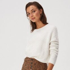 Miękki sweter typu crop - Kremowy. Białe swetry damskie Sinsay, s, bez wzorów, bez rękawów, bez kaptura. Za 49,99 zł.