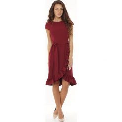 Elegancka wiązana w pasie sukienka z asymetrycznym dołem urozmaiconym falbaną. Niebieskie sukienki damskie Made in Poland, xl, bez wzorów, z elastanu, eleganckie, z asymetrycznym kołnierzem, bez rękawów, asymetryczne. Za 289,00 zł.