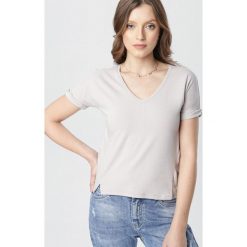 Szary T-shirt Echiseise. Szare bluzki damskie Born2be, s, bez wzorów, z dzianiny, bez kołnierzyka, z krótkim rękawem. Za 39,99 zł.