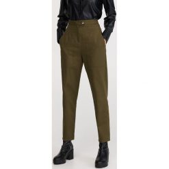 Spodnie z wysokim stanem - Khaki. Brązowe spodnie damskie Reserved, bez wzorów, z podwyższonym stanem. Za 119,99 zł.