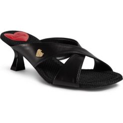 Klapki LOVE MOSCHINO - JA28126G0AJA0000 Nero. Czarne klapki damskie Love Moschino, bez wzorów, ze skóry, bez obcasa, na obcasie. W wyprzedaży za 799,00 zł.