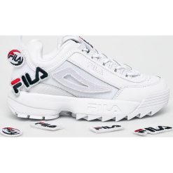 Fila - Buty Disruptor II Patches. Białe buty sportowe damskie Fila, ze skóry, sportowe. W wyprzedaży za 319,90 zł.