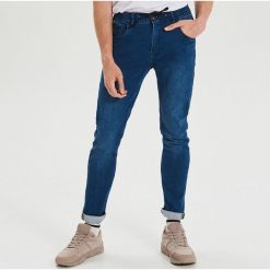 Jeansy slim z elastyczną talią - Granatowy. Niebieskie jeansy męskie Cropp, m, bez wzorów. Za 139,99 zł.