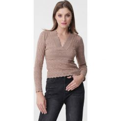 Ciemnobeżowy Sweter Designat. Brązowe swetry damskie Born2be, s, bez wzorów, eleganckie, z długim rękawem, długie, bez kaptura. Za 79,99 zł.