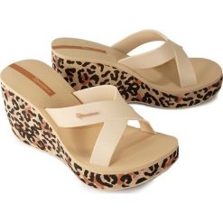IPANEMA 82856 LIPSTICK STRAPS VI FEM 20354 beige/beige, klapki damskie. Brązowe koturny damskie Ipanema, bez wzorów, bez obcasa, na koturnie. Za 139,90 zł.