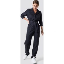 MANGO Kombinezon Rita - Navy. Niebieskie kombinezony z printem Mango, z lyocellu, z krótkim rękawem, krótkie. Za 283,95 zł.