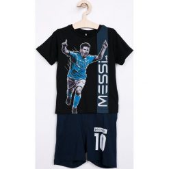 Name it - Komplet dziecięcy Messi 110-134 cm. Czerwone spodnie chłopięce Name it, z nadrukiem, z bawełny, krótkie. W wyprzedaży za 79,90 zł.