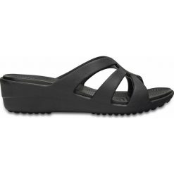 Klapki na koturnie Sanrah Strappy Wedge. Czarne czółenka damskie Crocs, z syntetyku, z otwartym noskiem, na koturnie. Za 141,08 zł.