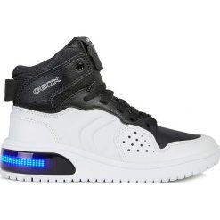 Geox - Buty dziecięce. Białe trampki chłopięce Geox, bez wzorów, ze skóry, sportowe, z okrągłym noskiem, na sznurówki. W wyprzedaży za 349,90 zł.