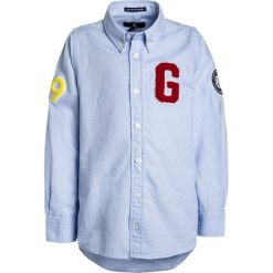 GANT ARCHIVE OXFORD ALL OVER BADGES Koszula ice blue. Niebieskie koszule męskie GANT, z bawełny. Za 339,00 zł.