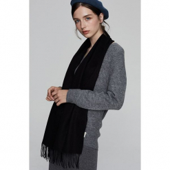 Szal w kolorze czarnym - (D)164 x (S)30 cm. Czarne szaliki damskie marki Alissa Cyrine, z kaszmiru. W wyprzedaży za 459,95 zł.