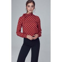 Bordowa Bluzka z Wiązaną Kokardą. Czerwone bluzki damskie Molly.pl, xl, bez wzorów, eleganckie, ze stójką, z krótkim rękawem. Za 119,90 zł.