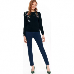 SWETER Z HAFTEM. Czarne swetry klasyczne damskie Top Secret, na lato. Za 64,99 zł.
