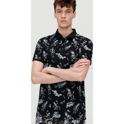 Koszulka polo z nadrukiem - Czarny. Czarne koszulki polo męskie Cropp, s, z nadrukiem, bez rękawów. Za 59,99 zł.