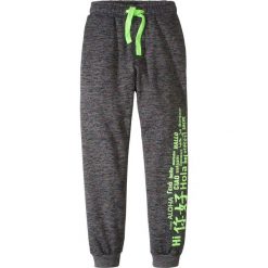 Spodnie dresowe z nadrukiem bonprix czarny wzorzysty. Czarne dresy chłopięce marki bonprix, z nadrukiem, z dresówki. Za 37,99 zł.