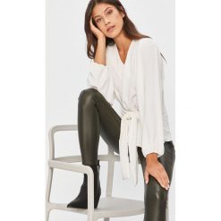 Answear Lab - Bluzka. Białe bluzki damskie Answear Lab, na co dzień, s, bez wzorów, z poliesteru, casualowe, z dekoltem karo, z długim rękawem. Za 129,90 zł.