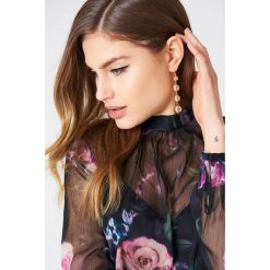 Kolczyki damskie: NA-KD Accessories Wiszące kolczyki Globe – Gold