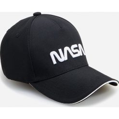 Czapka z daszkiem NASA - Czarny. Czarne czapki męskie Reserved, bez wzorów. Za 49,99 zł.