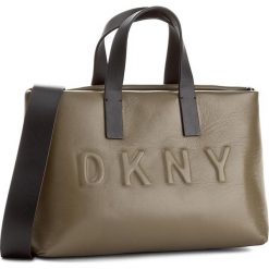 Torebka DKNY - Debossed Logo R171540802 Utility Blk 352. Zielone torebki klasyczne damskie DKNY, bez wzorów, ze skóry, klasyczne, na ramię, bez dodatków. W wyprzedaży za 669,00 zł.