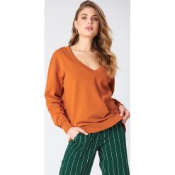 NA-KD Basic Bluza basic z dekoltem V - Orange,Copper. Różowe bluzy damskie marki NA-KD Basic, z bawełny. Za 100,95 zł.