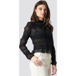 NA-KD Party High Neck Sequins Detail Top - Black. Czarne topy damskie marki NA-KD Party, bez wzorów, z materiału, z falbankami. Za 181,95 zł.
