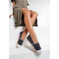 Czarne Espadryle Crazy Wasp. Czarne espadryle damskie Renee, bez wzorów, bez obcasa. W wyprzedaży za 59,99 zł.
