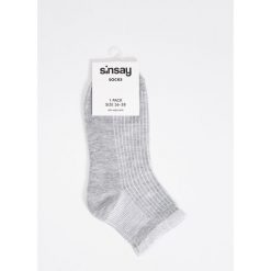Skarpetki - Jasny szary. Szare kapcie damskie Sinsay, bez wzorów. Za 9,99 zł.