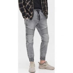 Jeansowe joggery - Jasny szary. Szare spodnie męskie Cropp, bez wzorów, z jeansu. Za 129,99 zł.