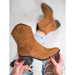 BRĄZOWE KOWBOJKI. Pomarańczowe kozaki damskie Super Mode, z zamszu, bez obcasa, bez zapięcia. Za 145,90 zł.