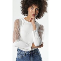 Biała Bluzka Pennington. Białe bluzki damskie Born2be, s, z aplikacjami, z dzianiny, eleganckie, z okrągłym kołnierzem, z długim rękawem. Za 59,99 zł.