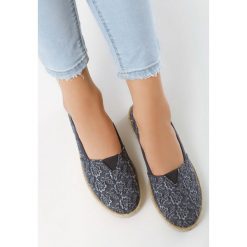 Granatowe Espadryle Athleticism. Szare espadryle damskie Born2be, z haftami, bez obcasa, na płaskiej podeszwie. Za 49,99 zł.
