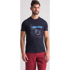 Granatowy t-shirt męski z nadrukiem - Granatowy. Niebieskie t-shirty męskie Emporio Armani, xl, z nadrukiem, z bawełny, z okrągłym kołnierzem. Za 219,60 zł.