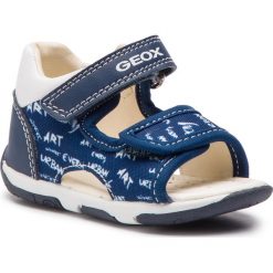 Sandały GEOX - B S.Tapuz B. A B920XA 0AW54 C4211 M Navy/White. Niebieskie sandały chłopięce Geox, ze skóry ekologicznej, bez zapięcia. W wyprzedaży za 129,00 zł.