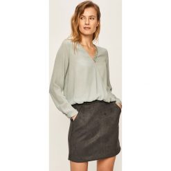 Vero Moda - Bluzka. Niebieskie bluzki damskie Vero Moda, na co dzień, s, bez wzorów, z poliesteru, bez kołnierzyka, z długim rękawem. W wyprzedaży za 79,90 zł.
