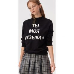 Czarna bluza z napisem - Czarny. Czarne bluzy damskie Sinsay, s, z napisami, bez rękawów, bez kaptura. Za 49,99 zł.