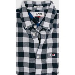 Tommy Jeans - Koszula. Zielone koszule męskie Tommy Jeans, s, bez wzorów, z bawełny, casualowe, button down, z długim rękawem. W wyprzedaży za 239,90 zł.