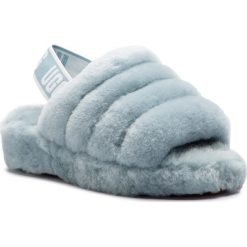 Kapcie UGG - W Fluff Yeah Slide 1095119 W/Scc. Niebieskie klapki damskie Ugg, bez wzorów, ze skóry, bez obcasa. W wyprzedaży za 339,00 zł.