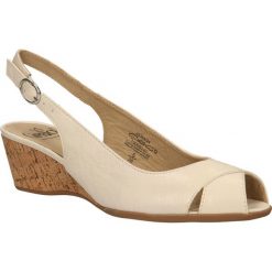 Sandały caprice 9-28358-24. Brązowe sandały damskie Caprice, bez wzorów, ze skóry, bez obcasa, bez zapięcia. Za 259,99 zł.