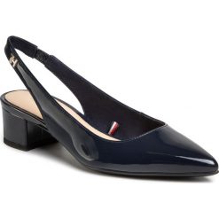 Sandały TOMMY HILFIGER - Feminine Patent Mid Heel Pump FW0FW04760 Desert Sky DW5. Niebieskie klapki damskie TOMMY HILFIGER, bez wzorów, ze skóry ekologicznej, bez obcasa, na obcasie. W wyprzedaży za 259,00 zł.