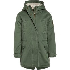 Zadig & Voltaire Płaszcz zimowy kaki. Brązowe kurtki chłopięce marki Zadig & Voltaire, na zimę, z bawełny. W wyprzedaży za 735,20 zł.