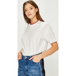 Calvin Klein - Top. Białe topy damskie marki Calvin Klein, l, z bawełny, z okrągłym kołnierzem. W wyprzedaży za 179,90 zł.