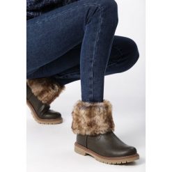 Ciemnozielone Botki Ashcreek. Zielone botki damskie Born2be, bez obcasa, na płaskiej podeszwie, bez zapięcia. W wyprzedaży za 79,99 zł.