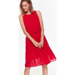 Sukienka koktajlowa z delikatnej tkaniny. Czerwone sukienki damskie Top Secret, na lato, bez wzorów, z tkaniny, eleganckie, bez kołnierzyka, bez rękawów, midi. W wyprzedaży za 69,99 zł.