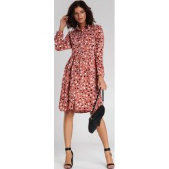Koralowa Sukienka Braun. Pomarańczowe sukienki damskie Renee, s, bez wzorów, eleganckie, z wykładanym kołnierzem, z długim rękawem, długie, midi, rozkloszowane. Za 109,99 zł.